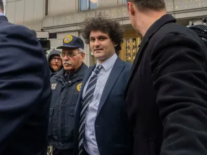 Sam Bankman-Fried surrounded by people outside of a courthouse