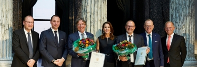 Two professors are awarded with a prize and flowers